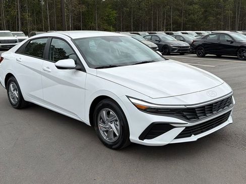 New 2026 Hyundai Elantra SE FWD image 4