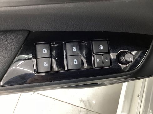 Used 2018 Toyota Prius Prime Premium image 36