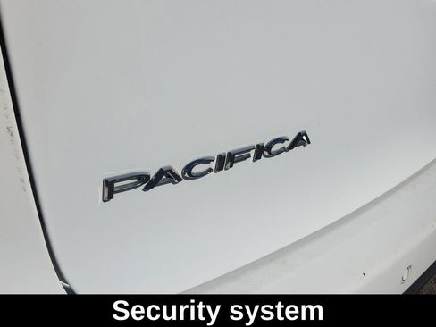 Used 2023 Chrysler Pacifica Touring-L image 14