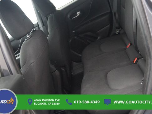 Used 2023 Jeep Renegade Latitude AWD/4WD image 14
