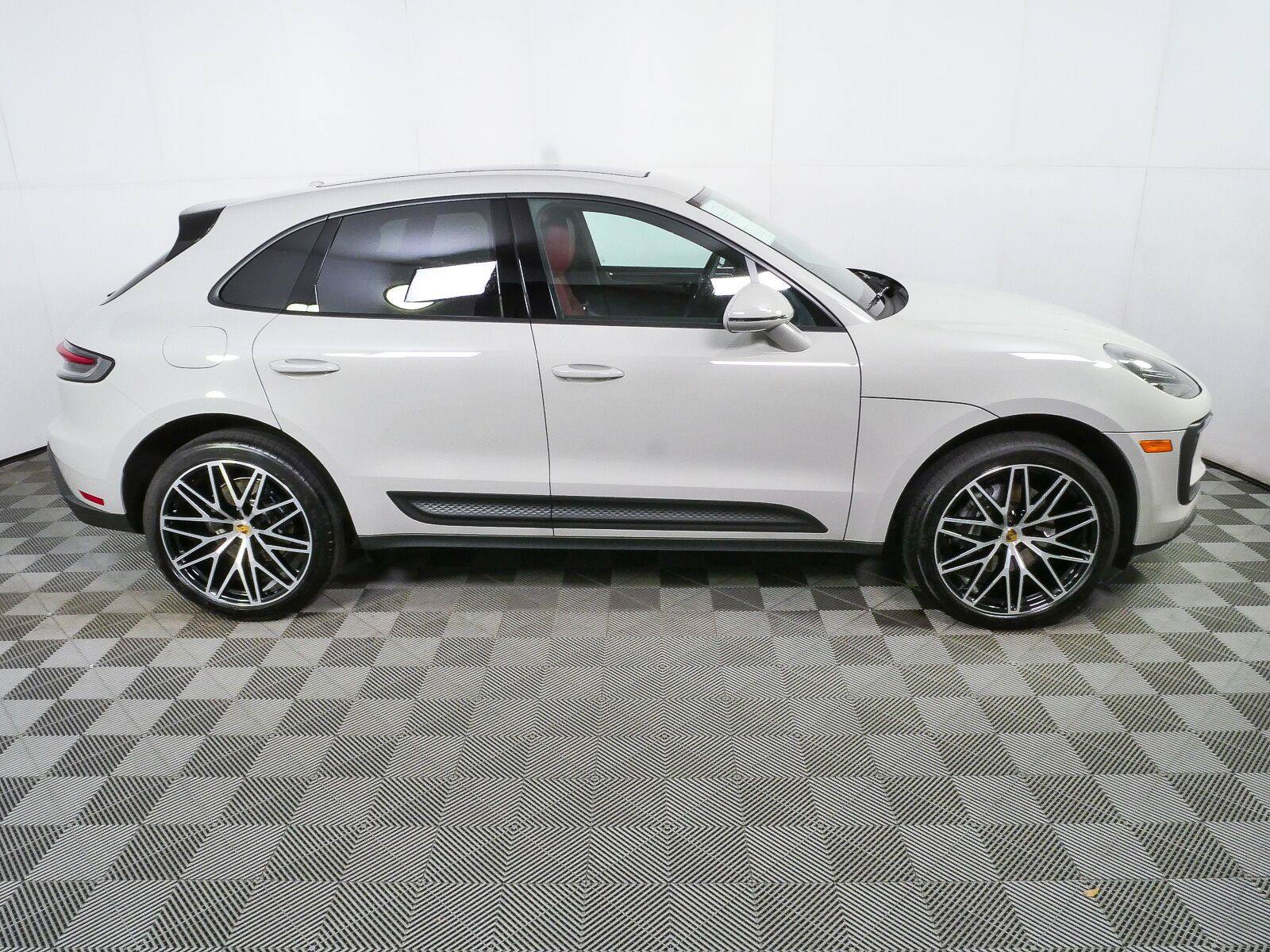 Certified 2026 Porsche Macan AWD/4WD image 26