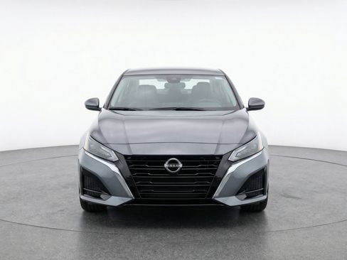 Used 2025 Nissan Altima 2.5 SV FWD image 2