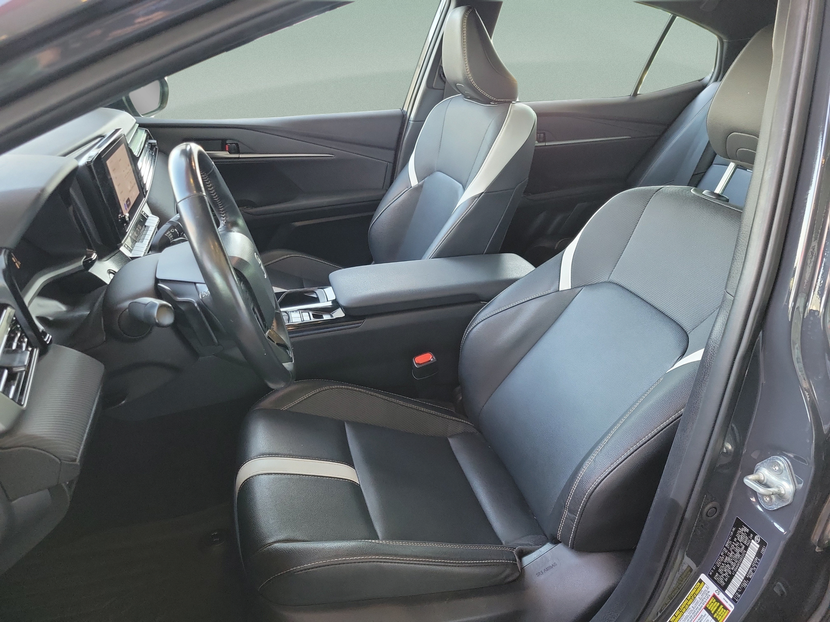 Used 2025 Toyota Camry SE FWD image 9