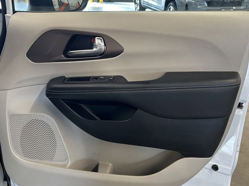 Used 2023 Chrysler Voyager LX image 18