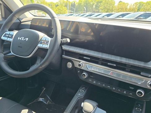 Used 2025 Kia Telluride EX w/ EX Captain's Chair Package AWD/4WD image 11