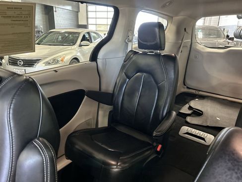 Used 2023 Chrysler Pacifica Touring-L FWD image 4