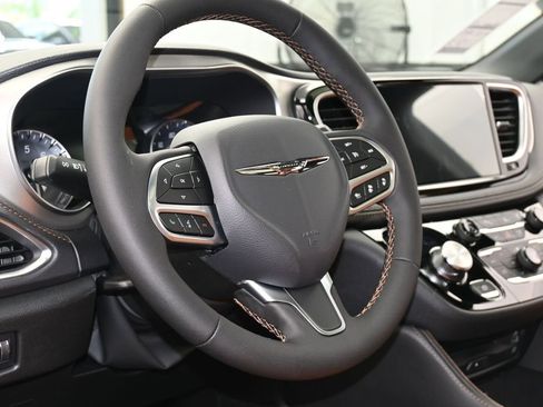 New 2026 Chrysler Pacifica Pinnacle image 15