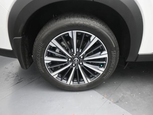 Used 2026 Nissan Pathfinder Platinum FWD image 27
