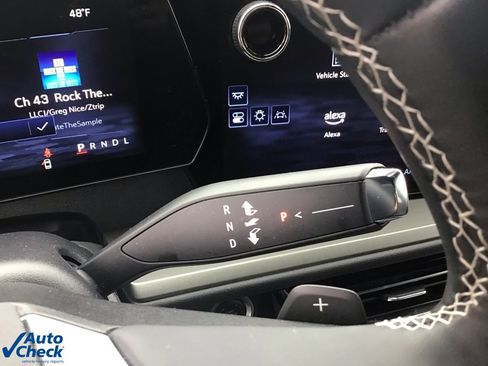 Used 2025 Chevrolet Traverse LT image 38