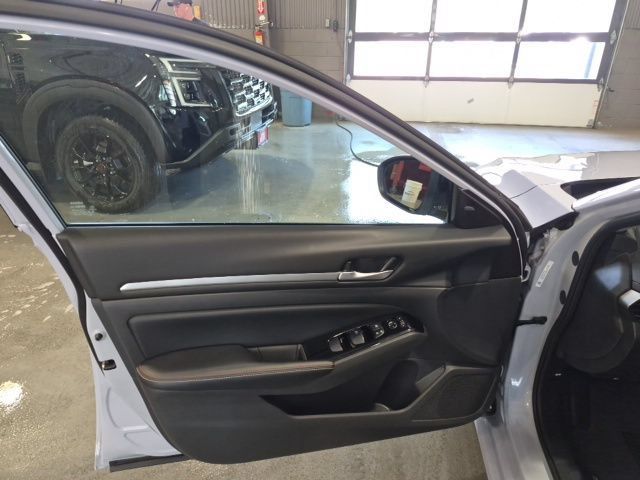 Certified 2025 Nissan Altima 2.5 SR w/ SR Premium Package AWD/4WD image 10