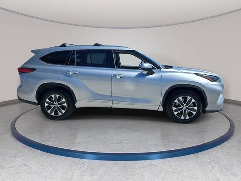Used 2021 Toyota Highlander XLE FWD image 5