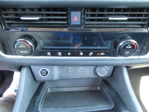 Used 2022 Nissan Rogue SV FWD image 29