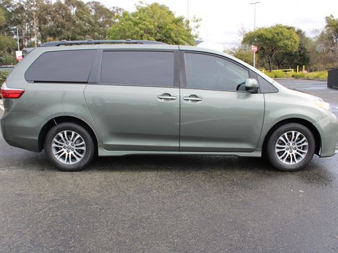 Used 2020 Toyota Sienna XLE w/ XLE Navigation Package image 9