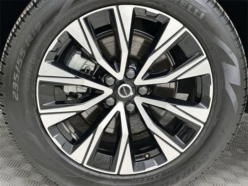 Certified 2025 Volvo XC60 B5 Plus image 10