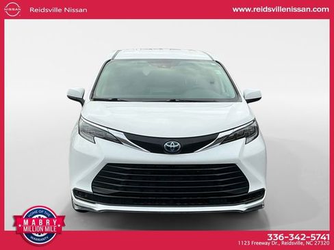 Used 2024 Toyota Sienna LE image 9
