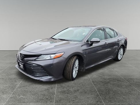 Used 2019 Toyota Camry XLE image 3