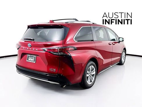 Used 2024 Toyota Sienna Limited image 7