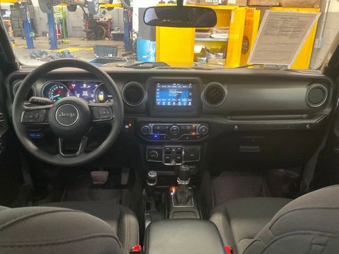 Used 2023 Jeep Wrangler Unlimited image 16