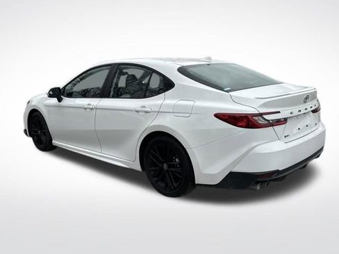 Used 2025 Toyota Camry SE image 3