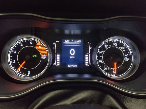 Used 2019 Jeep Cherokee Latitude Plus AWD/4WD image 23