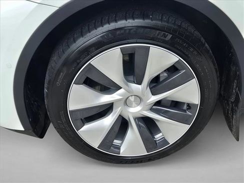Used 2022 Tesla Model Y Long Range image 20