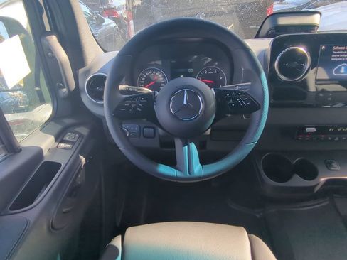 Used 2025 Mercedes-Benz Sprinter 2500 image 3