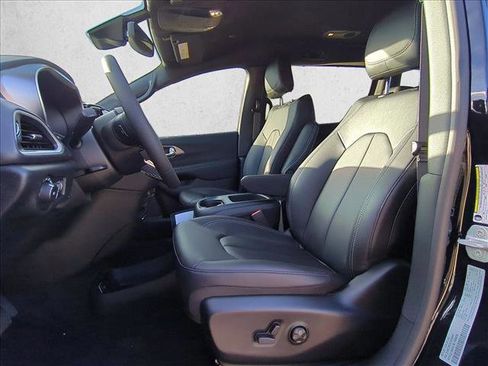 New 2026 Chrysler Pacifica Select image 3