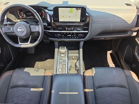 Used 2025 Nissan Pathfinder Platinum w/ Black Appearance Package FWD image 14