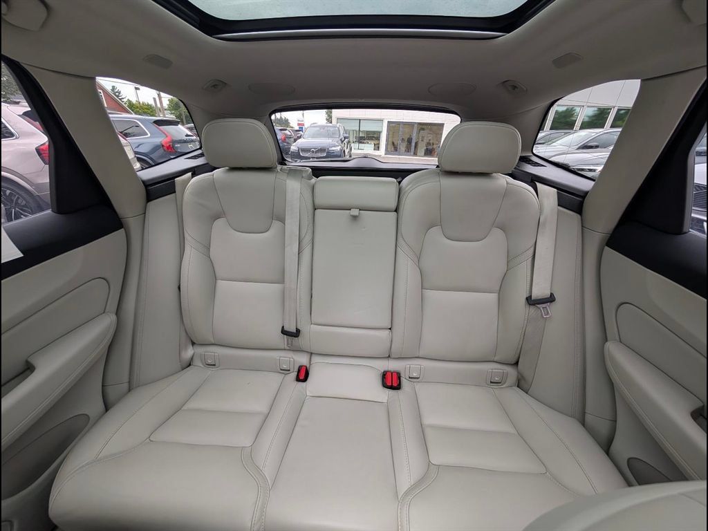 Certified 2024 Volvo XC60 T8 Ultimate w/ Protection Package Premier AWD/4WD image 19