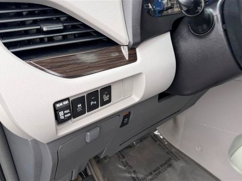 Used 2015 Toyota Sienna XLE w/ XLE Navigation Package AWD/4WD image 22