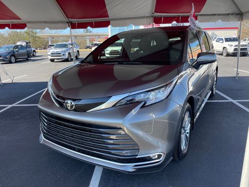 New 2026 Toyota Sienna Limited image 3