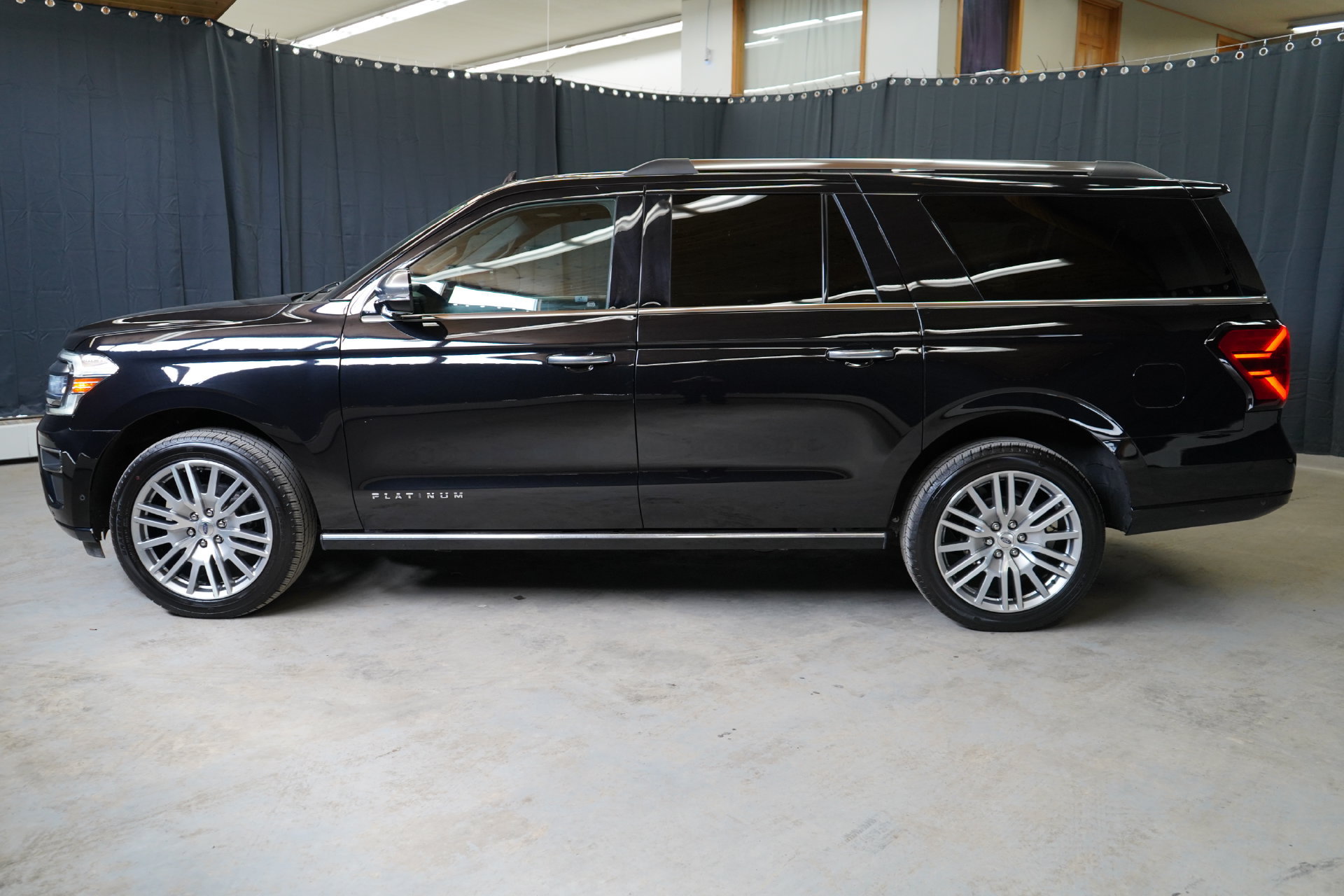 Used 2024 Ford Expedition Max Platinum AWD/4WD image 4