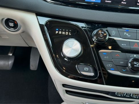 Used 2024 Chrysler Pacifica Touring-L FWD image 18