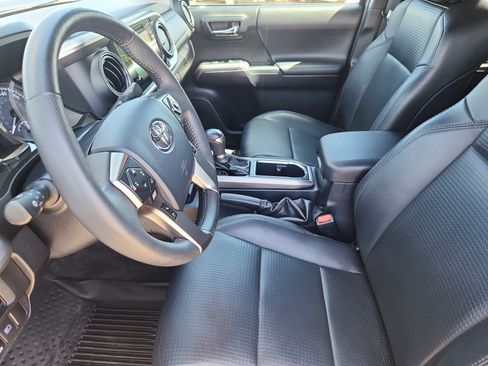 Used 2019 Toyota Tacoma Limited AWD/4WD image 9