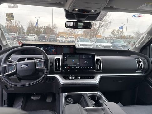 Used 2025 Ford Expedition Platinum image 16