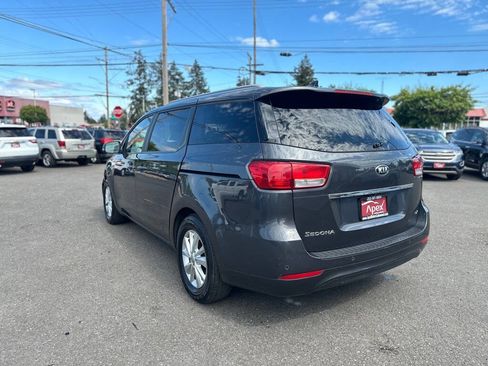 Used 2017 Kia Sedona LX w/ LX Essentials Premium Package FWD image 8