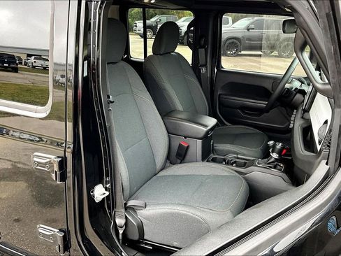 Used 2024 Jeep Wrangler Unlimited w/ Convenience Group AWD/4WD image 7