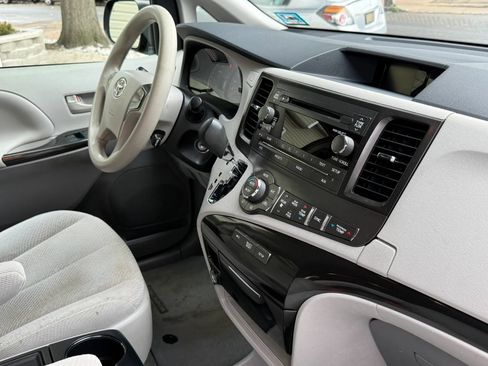 Used 2014 Toyota Sienna LE AWD/4WD image 25