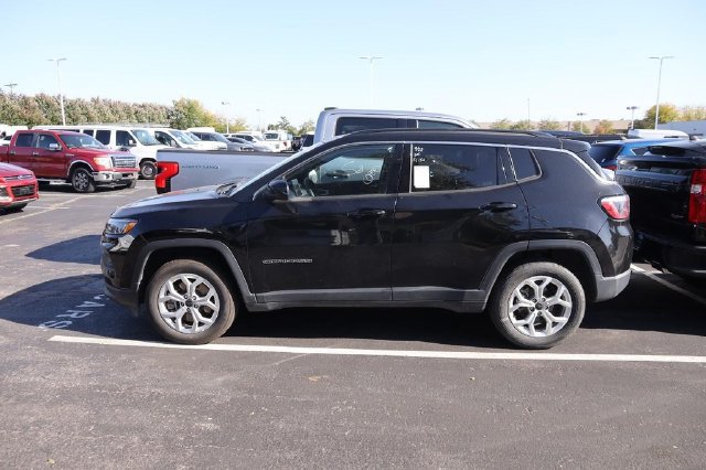 Used 2025 Jeep Compass Latitude w/ Sun & Sound Group AWD/4WD image 4