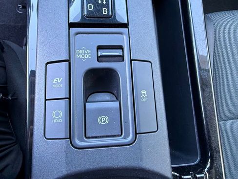 Used 2025 Toyota Prius LE FWD image 27
