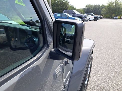 Used 2018 Jeep Wrangler Unlimited Sahara image 18