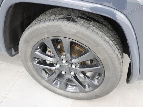 Used 2018 Jeep Grand Cherokee Altitude AWD/4WD image 3