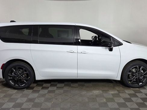 New 2026 Chrysler Pacifica Select image 9