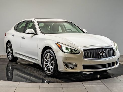 Used 2015 INFINITI Q70 3.7 w/ Deluxe Touring Package AWD/4WD image 12