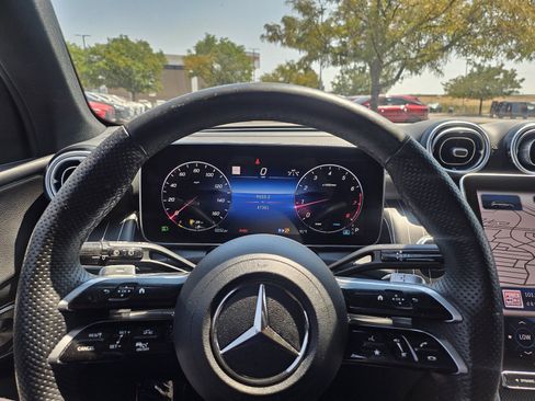 Used 2023 Mercedes-Benz GLC 300 4MATIC image 11