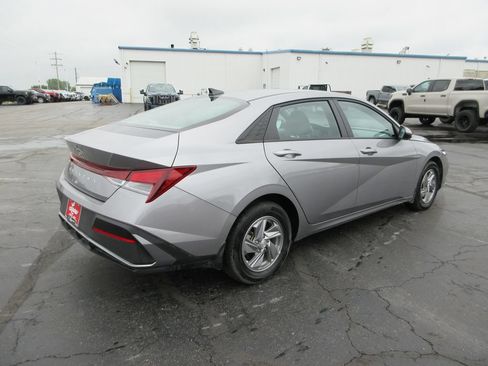 Used 2025 Hyundai Elantra SE FWD image 6