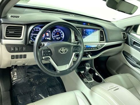 Used 2017 Toyota Highlander XLE image 24