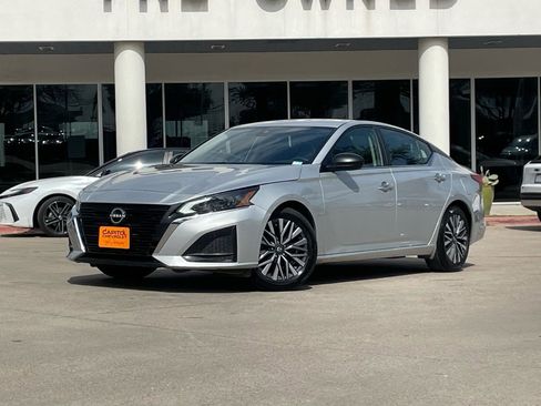 Used 2024 Nissan Altima 2.5 SV image 2