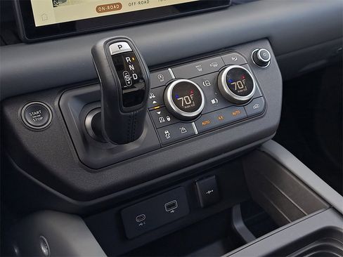 Used 2024 Land Rover Defender 110 X-Dynamic SE image 13