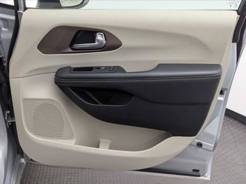 Used 2023 Chrysler Voyager LX FWD image 23